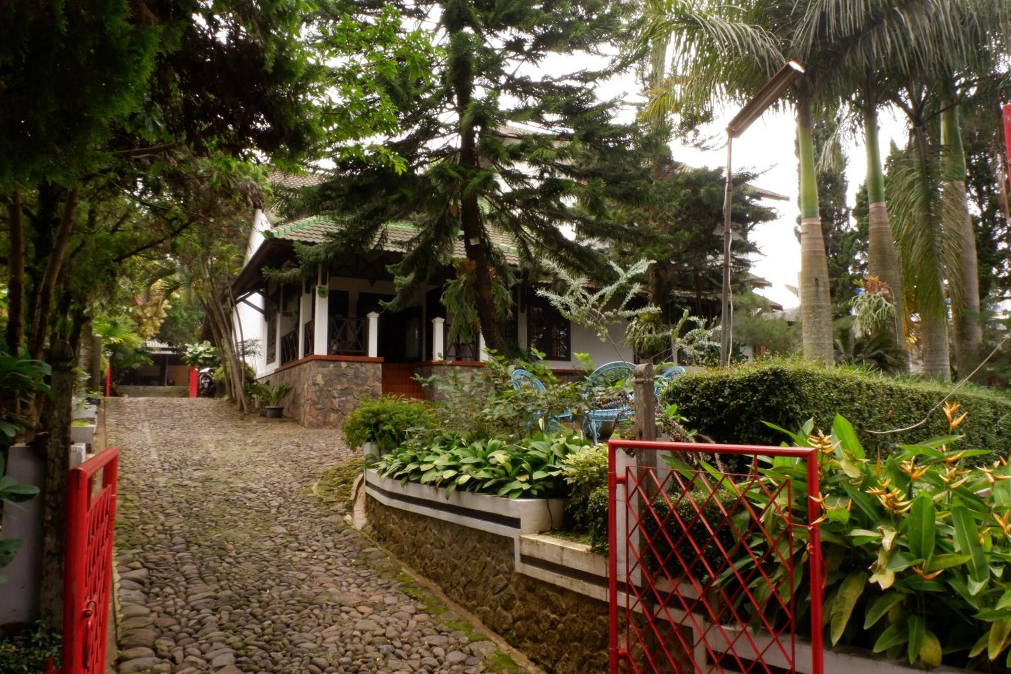 OYO 604 Cemara's Homestay Batu (East Java) Exterior foto